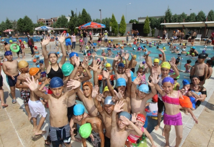 Saruhanlı Belediyesinden Öğrencilere Ücretsiz Havuz