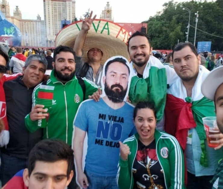 Meksikalı Taraftarlar Arkadaşlarının Maketini Dünya Kupası’na Getirdi