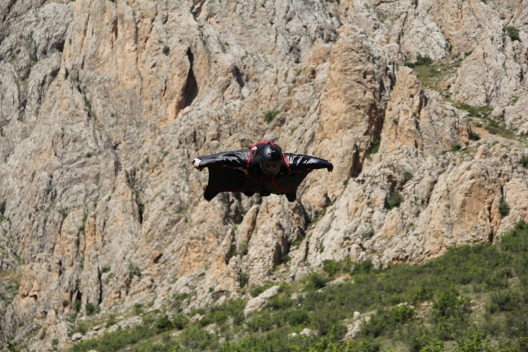 200 Kilometre Hızla Kayalıkların Üzerinden Süzülen Pilotlar Nefes Kesti