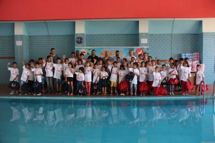 Hatay’da Sevgi Evlerindeki Çocuklara Ücretsiz Yüzme Kursu