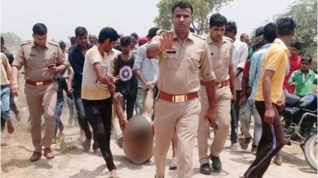 Hindistan’da Linç Edilme Fotoğrafında Görülen Polisler İçin Özür