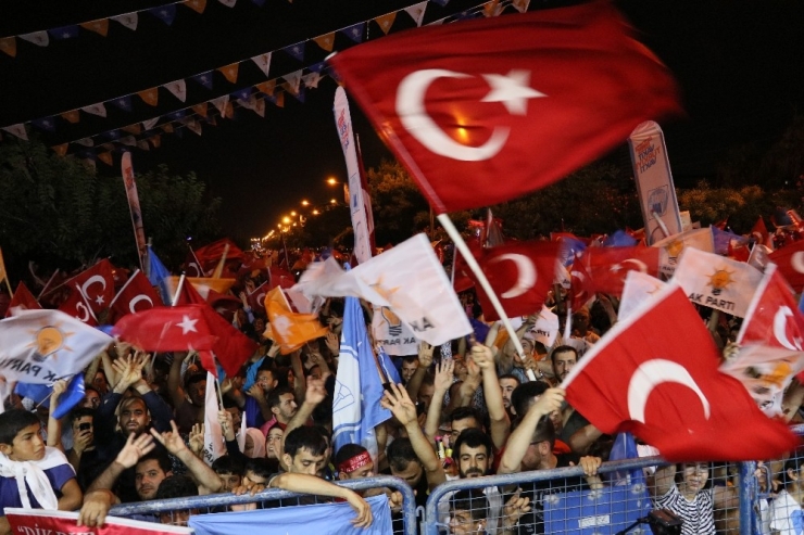 Adana’da Davullu Zurnalı Seçim Kutlaması