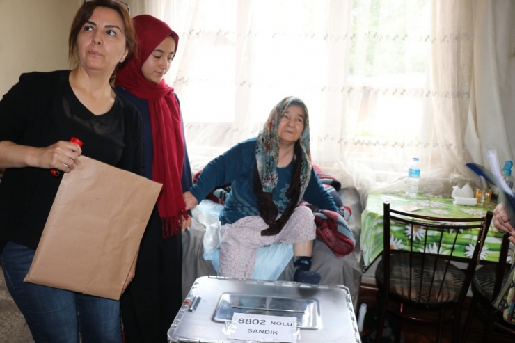 Yaşlı Ve Hasta Vatandaşlar Seyyar Sandıklarda Oy Kullandı