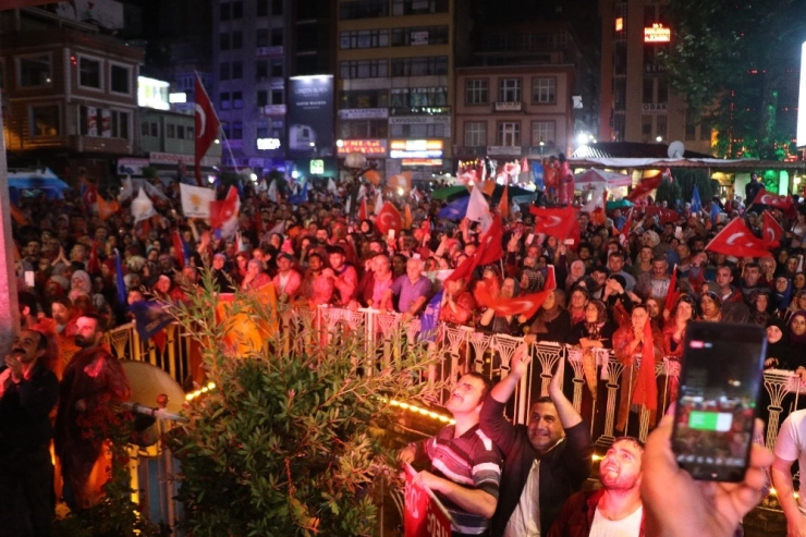 Cumhurbaşkanı Erdoğan’ın Memleketi Rize’de Yağmur Altında Kutlama