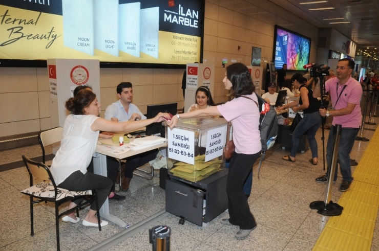 Atatürk Havalimanı’nda Oy Kullanma Yarışı