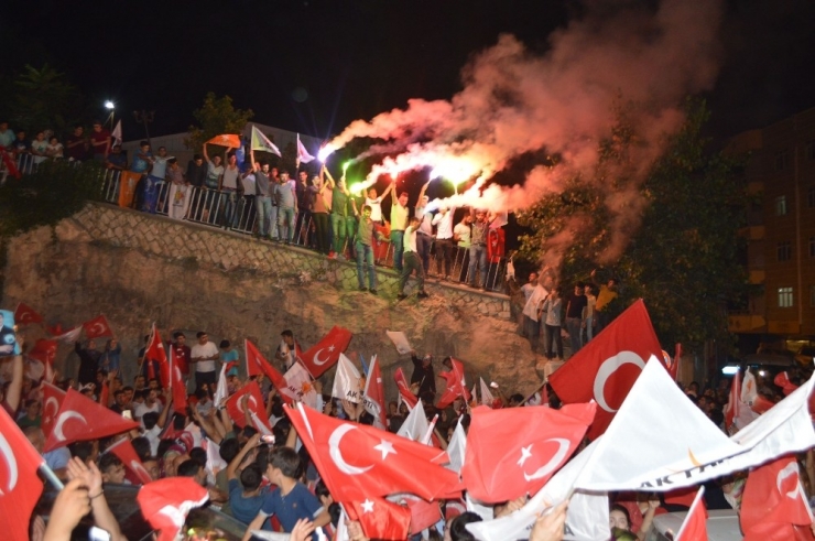 Mardin’de Ak Partililerden Seçim Kutlaması