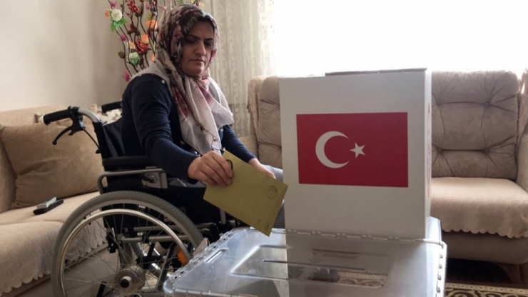 Engelli Ve Hasta Vatandaşlar Evlerinde Oy Kullandı