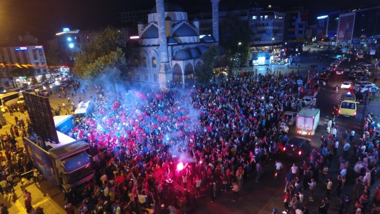 Gazisomanpaşa Meydanı’nda Sevinç Gösterisi Yapan Kalabalık Havadan Görüntülendi