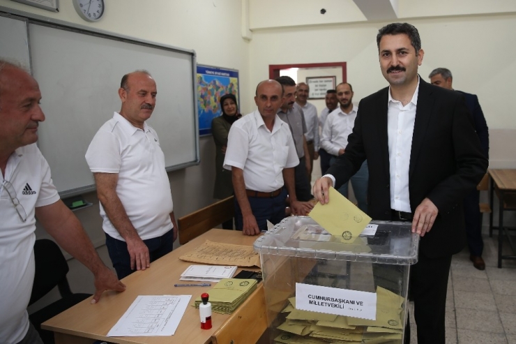 Başkan Eroğlu, 1237 Nolu Sandıkta Oy Kullandı