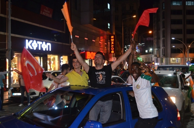 Trabzon Ak Parti’de Kutlamalar Başladı