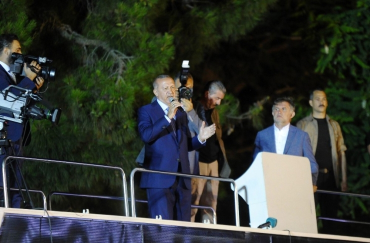 Cumhurbaşkanı Erdoğan Huber Köşkü Önünde Toplanan Kalabalığa Seslendi