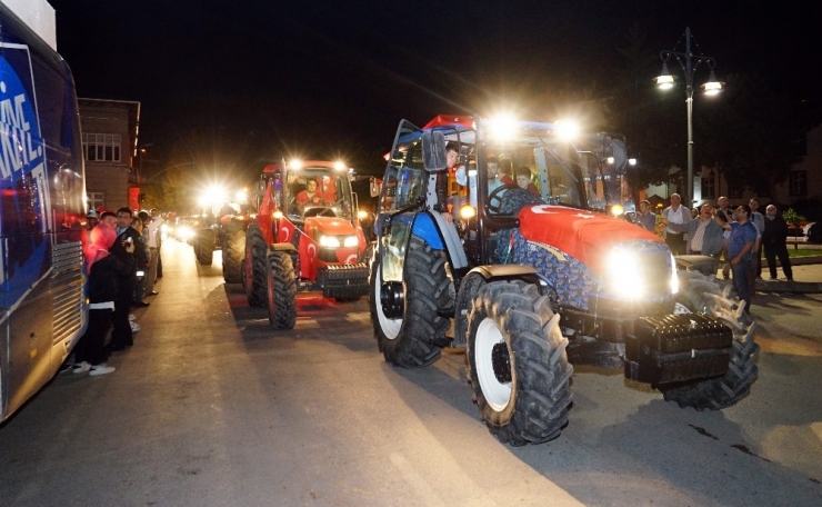 Cumhurbaşkanı Erdoğan’ın Zaferini Traktörlerle Konvoy Yaparak Kutladılar