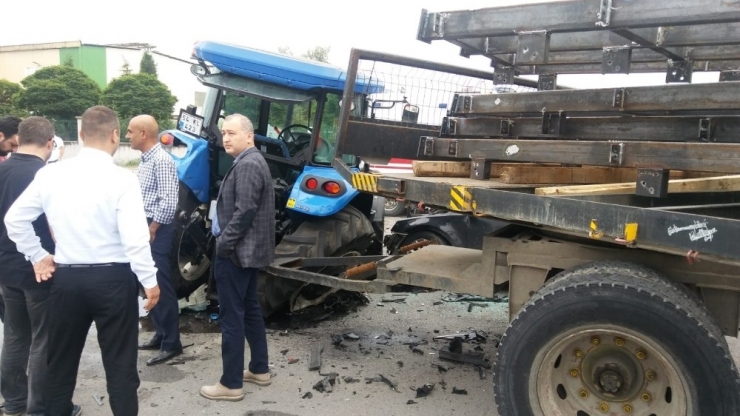 Traktör İle Otomobil Çarpıştı: 2 Yaralı