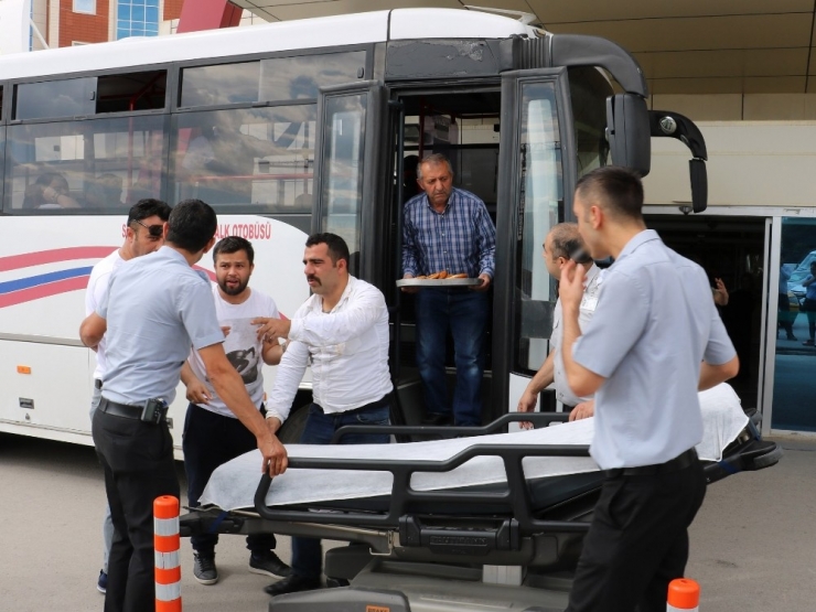 Halk Otobüsü İle Hastaneye Taşındı, Simit Tezgahının Derdine Düştü
