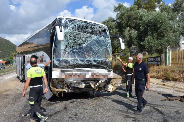 Milas’ta Yolcu Otobüsü Kayganlaşan Yolda Kaza Yaptı; 13 Yaralı