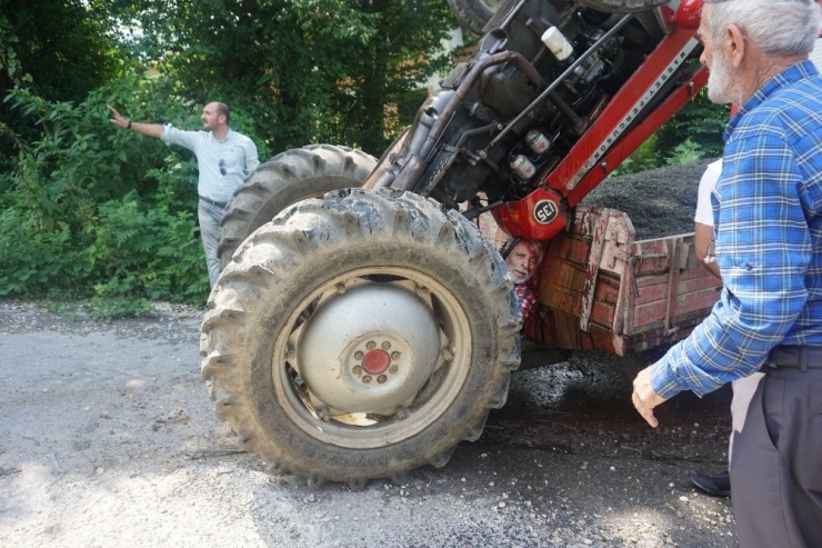 Şaha Kalkan Traktörde Sıkışan Sürücüyü İtfaiye Kurtardı
