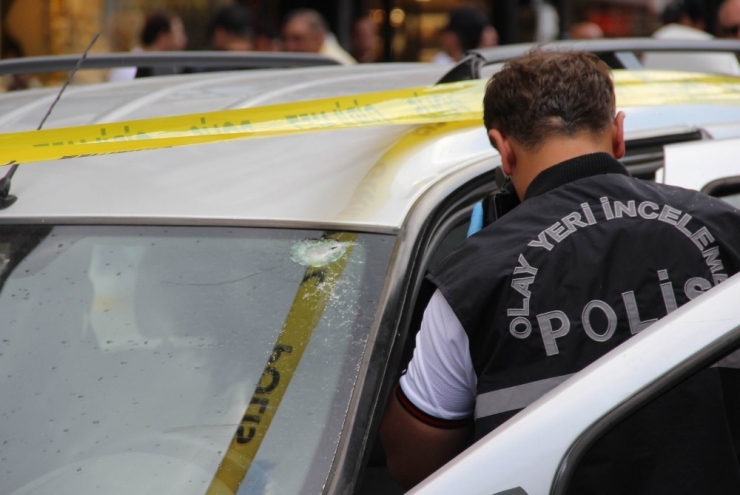 Sivas’ta, İki Şahıs Arasında Çıkan Silahlı Kavgada Şahıslar İle Birlikte Trafikte Seyir Halinde Olan Sürücü De Yaralandı