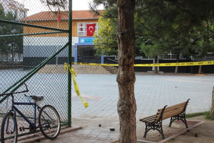 Buldukları Cisim Okul Bahçesinde Patladı, 4 Çocuk Yaralandı