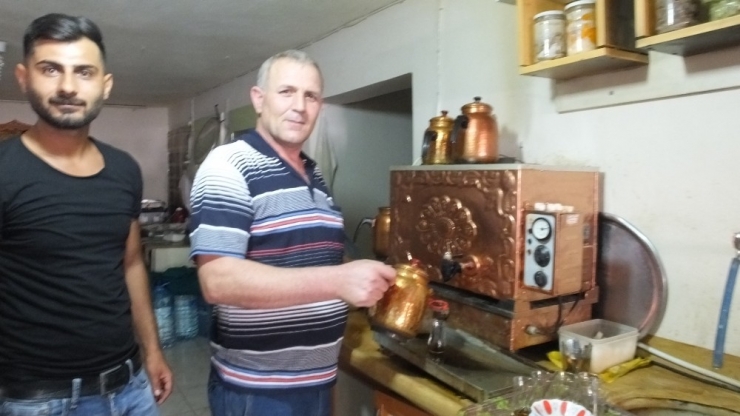Bu Kahvehaneci Çayı, Limonatayı, Ayranı 50 Kuruşa Satıyor