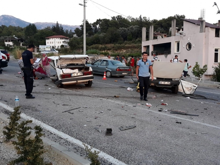 Kazada Otomobil İkiye Bölündü: 4 Yaralı
