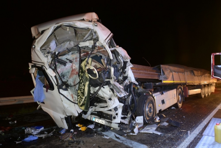 Aksaray’da 3 Tırın Karıştığı Kazada Sürücü Kabinde Sıkıştı