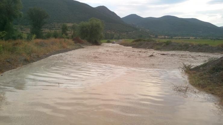 Tosya’da Şiddetli Yağmur Sonrası Köy Yolları Kapandı