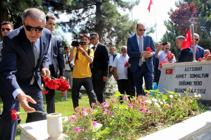 Milli Savunma Bakanı Akar Kayseri’de Hava Şehitliğini Ziyaret Etti