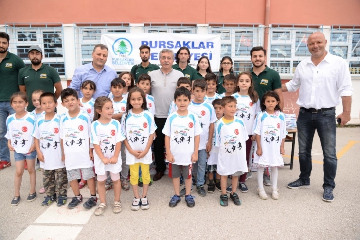 Başkan Çetin’den Binlerce Çocuğa Spor Malzemesi