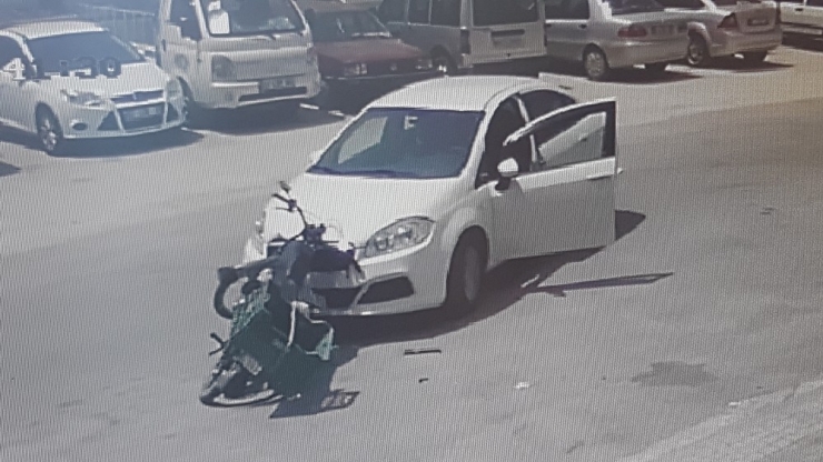 Manavgat’ta Motosikletle Otomobil Çarpıştı: 1 Yaralı