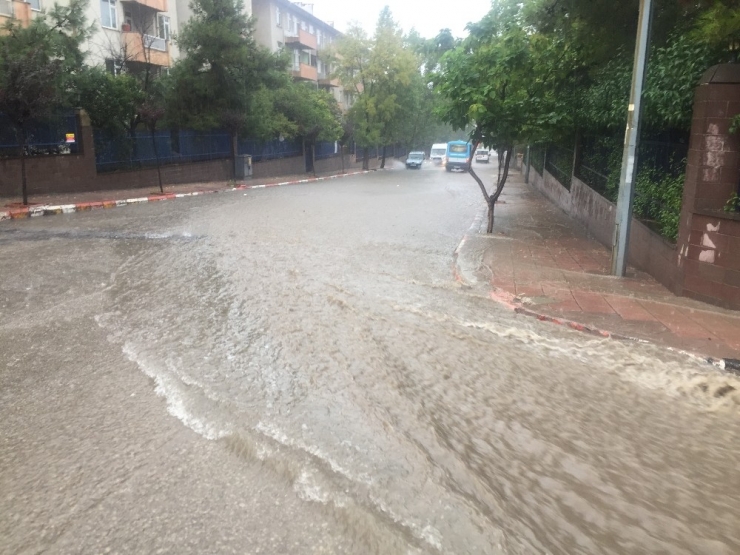 Keşan’da Şiddetli Yağmur Sokakları Göle Çevirdi