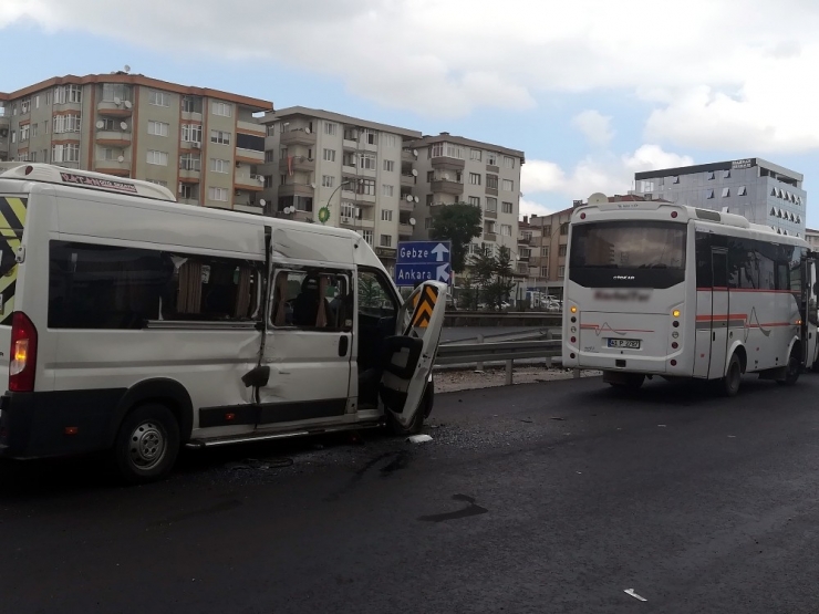 Kocaeli’de İki Servis Minibüsü Çarpıştı: 3 Yaralı