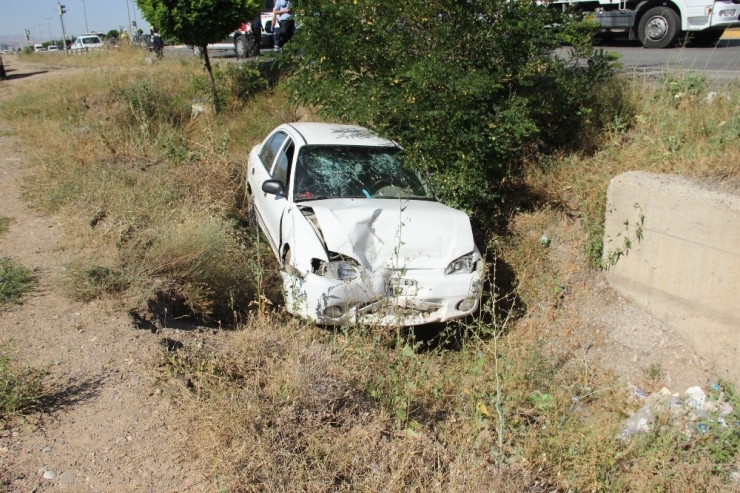 Cenaze Dönüşü Otomobil Menfeze Uçtu: 5 Yaralı