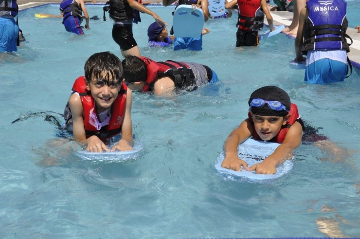 Kayapınar Belediyesi’nden Bin 500 Öğrenciye Ücretsiz Yüzme Kursu