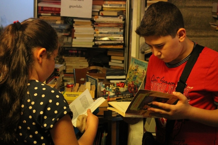 Çocuklar İçin Çöpten Kitap Topluyor