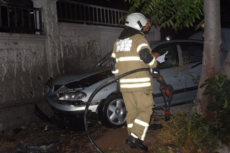 İzmir’de İki Otomobil Çarpıştı: 3 Yaralı