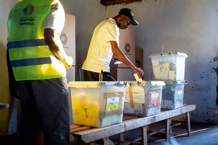 Zimbabve Seçim Sonuçlarını Bekliyor