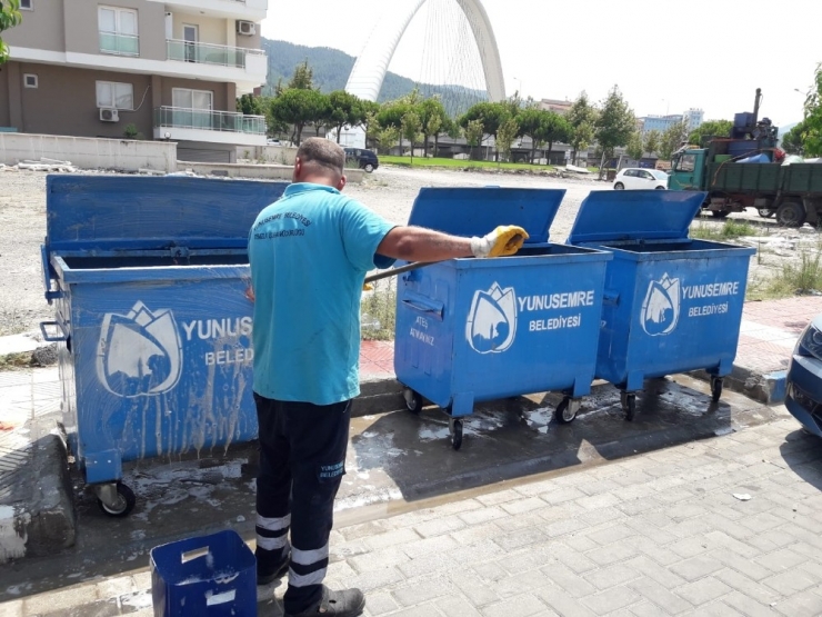 Yunusemre’de Çöp Konteynerleri Temizleniyor