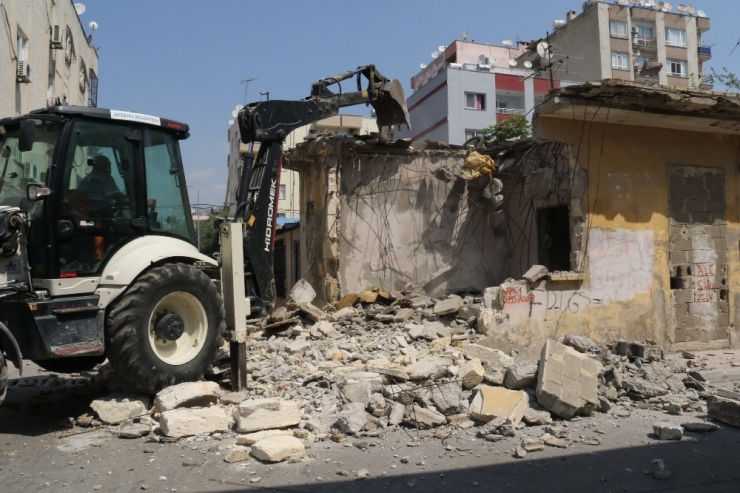 Akdeniz’de Metruk Binaların Yıkımı Devam Ediyor