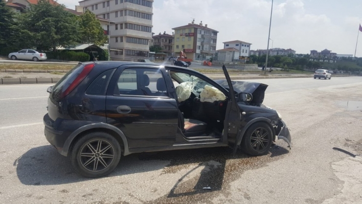 Otomobil Hafriyat Kamyonunun Altına Girdi: 1 Ölü