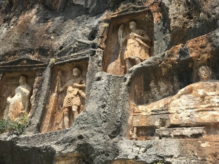2 Bin 400 Yıl Önce Yapılan ’Adam Kayalar’ Görenleri Büyülüyor