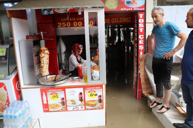 Rize’de Şiddetli Yağış Nedeniyle Dükkanları Su Bastı