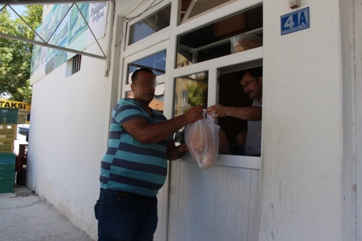 Seydişehir Belediyesi İhtiyaç Sahibi Ailelere Ekmek Dağıtıyor