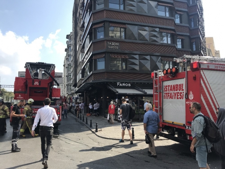 Taksim’de Otel Yangını Korkuttu