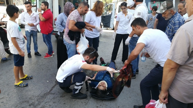 Gebze’de Hafif Ticari Aracın Çarptığı 2 Kişi Yaralandı