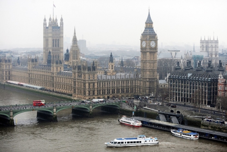 İngiltere’de Bir Araç Parlamento Binası Bariyerlerine Çarptı