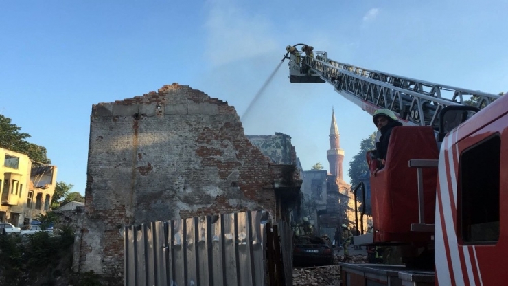 Fatih’te Yanan Metruk Binanın Duvarı Aracın Üzerine Çöktü