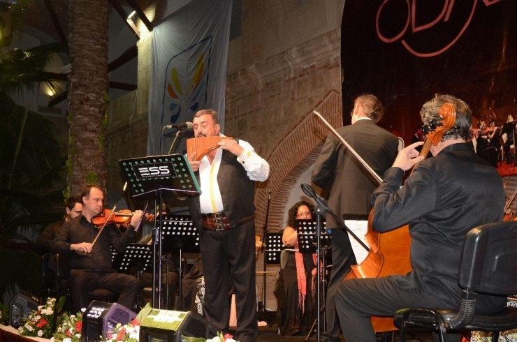 Ünlü Pan Flüt Sanatçısı Gheras, Kuşadası’nda Konser Verdi