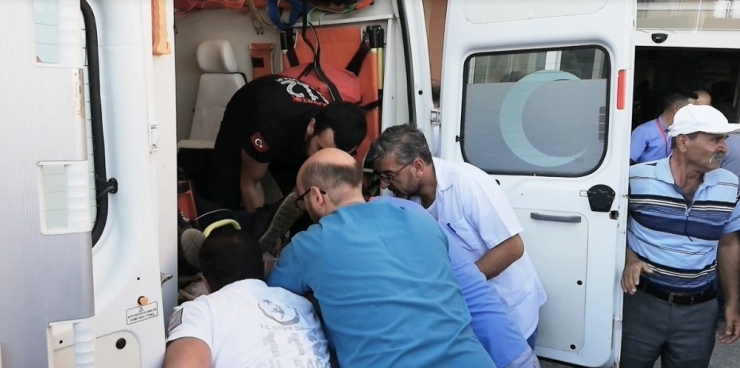 Erzincan’da Ambulans Sedyesi Sıkışınca Arbede Yaşandı