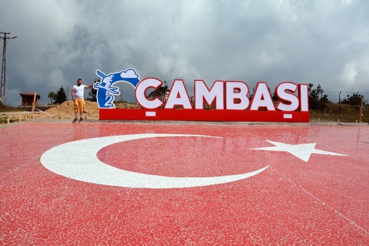 Çambaşı Yaylası’na Seramikten Dev Türk Bayrağı