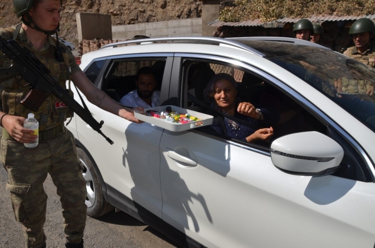 Irak Sınırında Jandarma Vatandaşın Bayramını Kutladı
